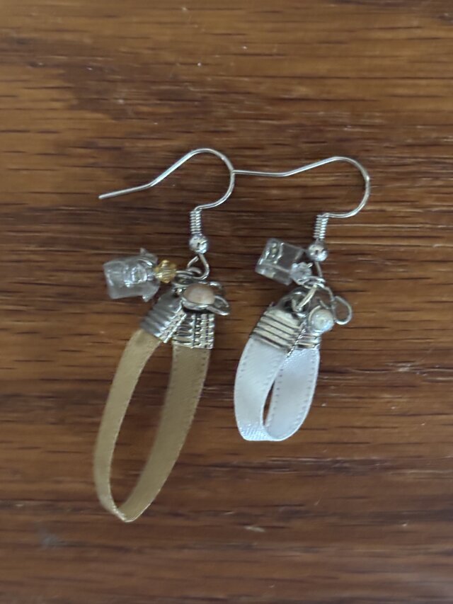 ベージュホワイトリボンピアス