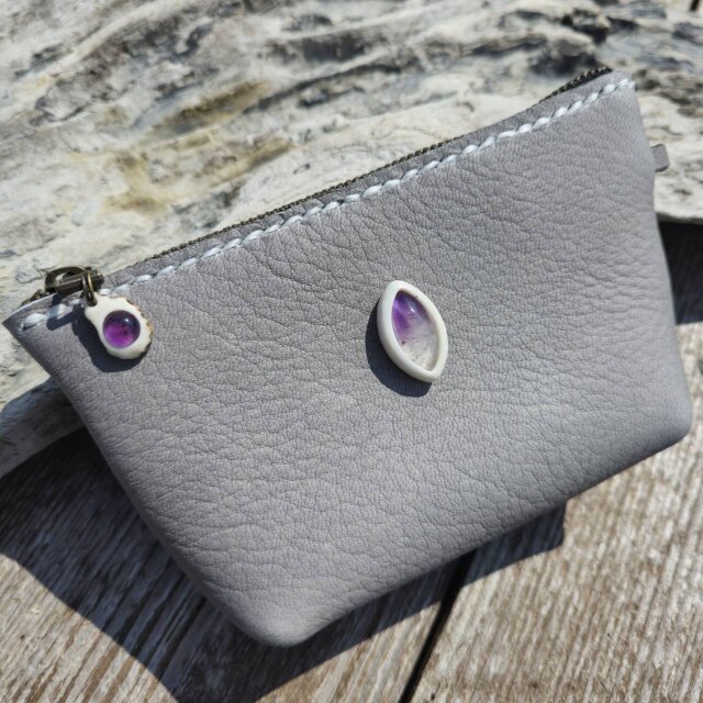 鹿革のポーチ バイカラーアメジストの鹿角コンチョ