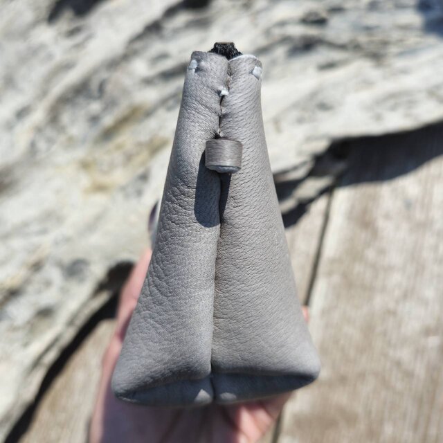 鹿革のポーチ バイカラーアメジストの鹿角コンチョ 鹿革のポーチ バイカラーアメジストの鹿角コンチョ | iichi 日々