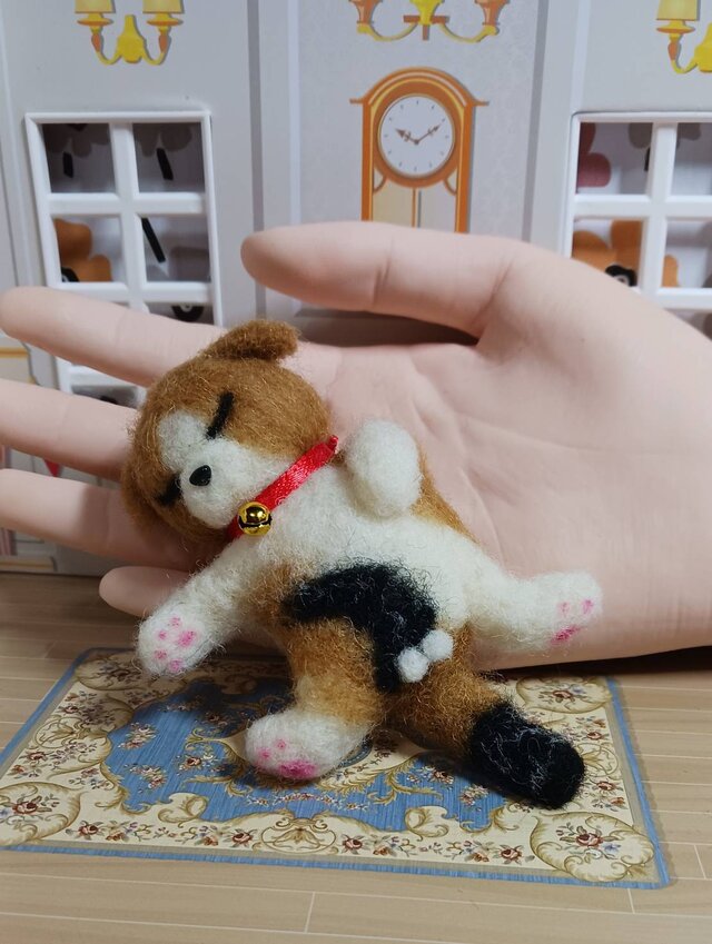 大流行中！ フカフカベッドに大胆な寝相の三毛猫 ちゃん 羊毛フェルト 羊毛フェルト