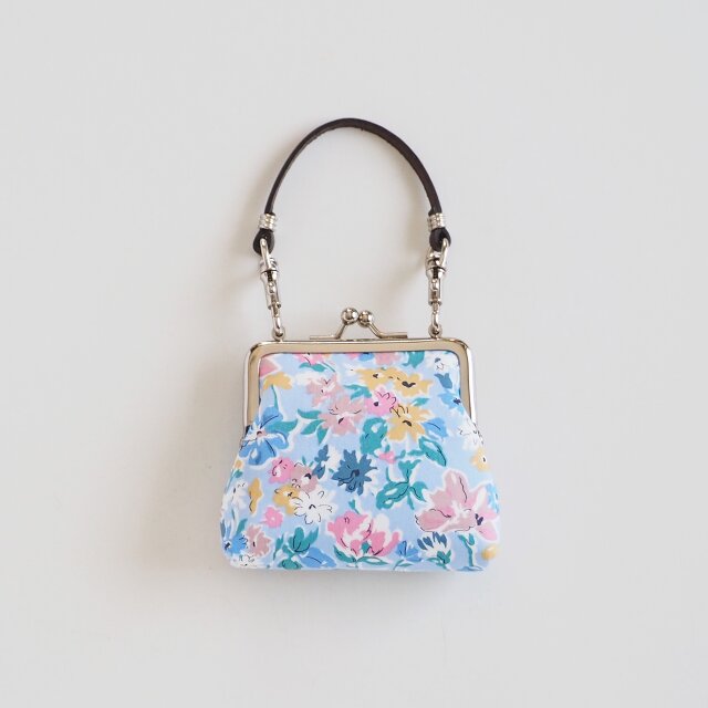 ■リバティプリントの持ち手付きがま口コインケース / カリフォルニアブルーム■ ami(lbt-cb)