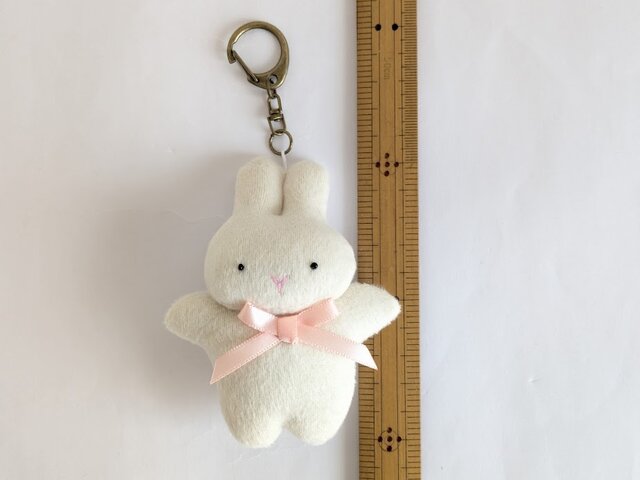 可愛い白うさぎのキーホルダー | iichi 日々の暮らしを心地よく