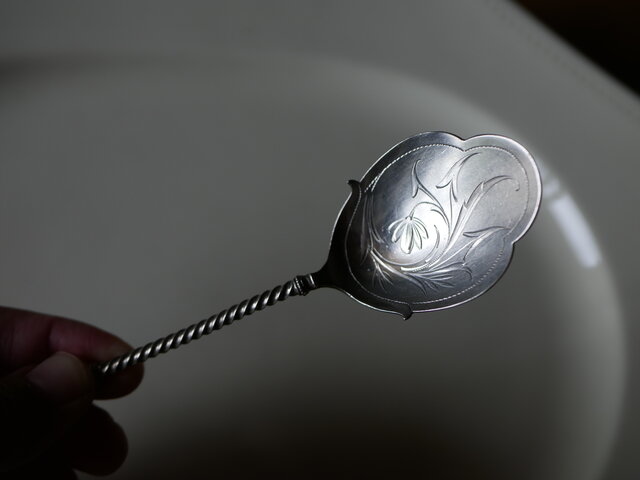 大ぶりな花のレリーフがかっこいい。ドイツのアンティーク