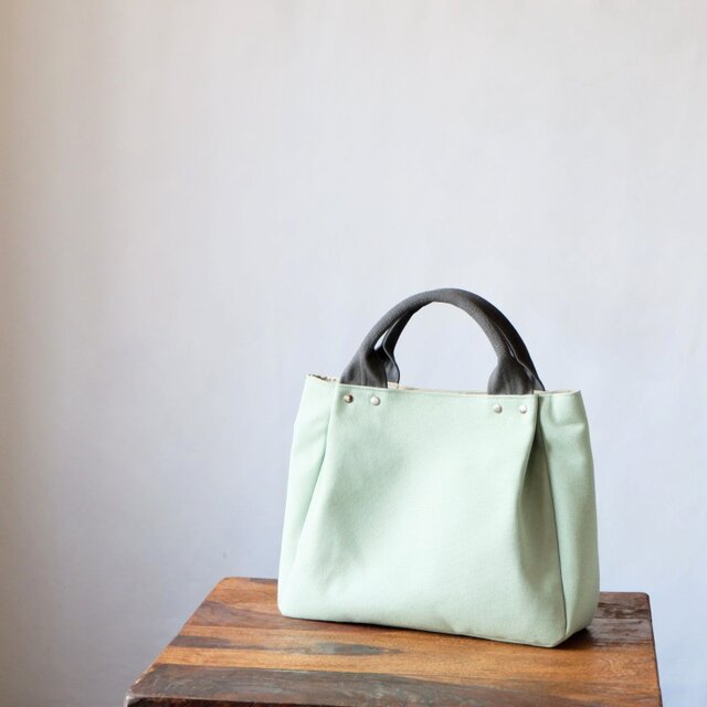 エレガントなタックトート ◇ミントグリーン×チャコール | iichi 日々