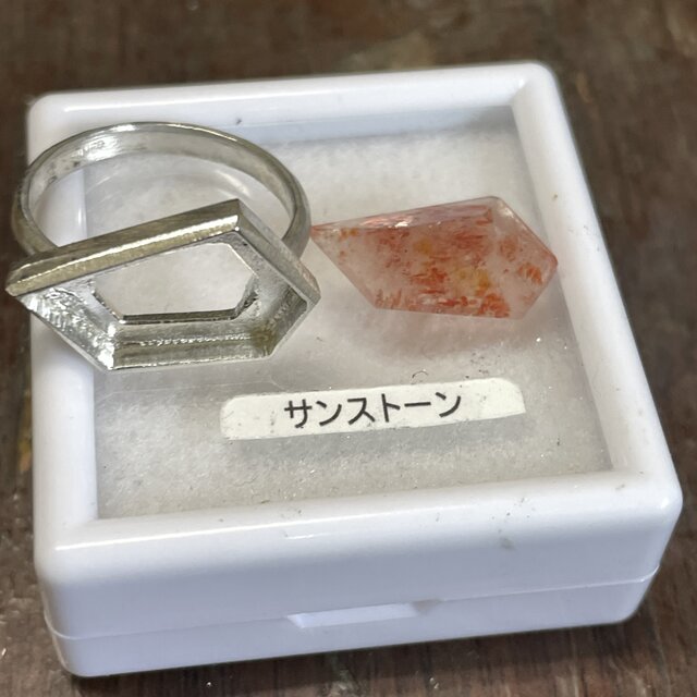 サンストーン 愛らしい鉱物 変形横長5角形立体ラフカット シルバー