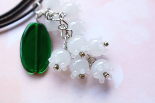 スズランのとんぼ玉ガラスペンダント | iichi 日々の暮らしを心地よく