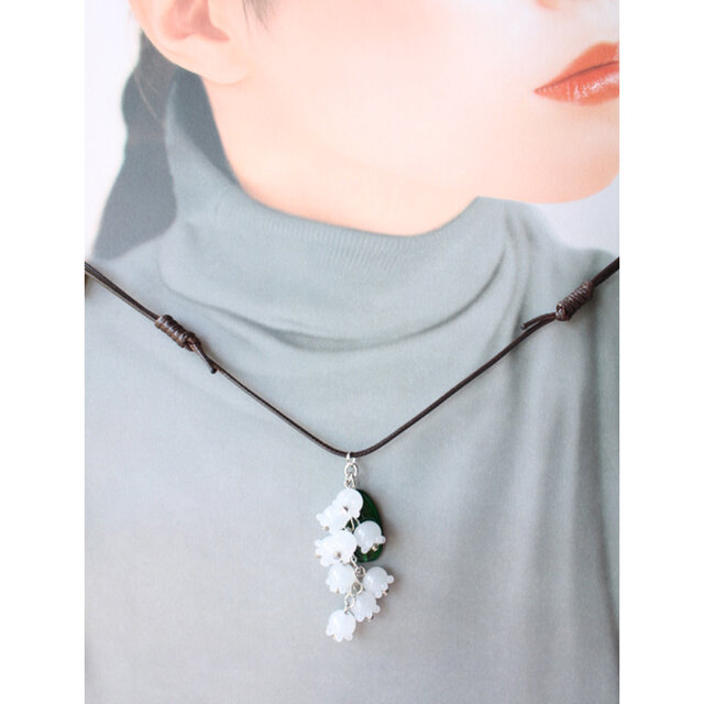 スズランのとんぼ玉ガラスペンダント | iichi 日々の暮らしを心地よく