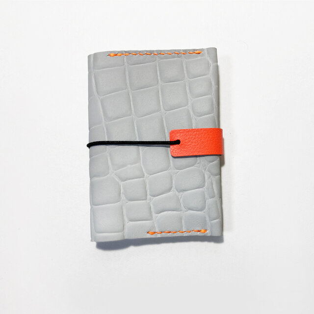 型押しイタリアンレザーのカードケース（グレー×ネオンレッド）