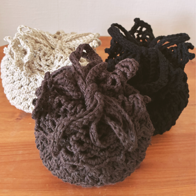 手のひらサイズのフリルつき巾着(グレー〜ブラック）