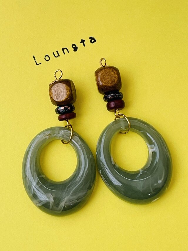 送料無料 大ぶりピアス ウッドビーズピアス ウッドビーズブラウンとグリーンアクリルチャーム 個性派ピアス