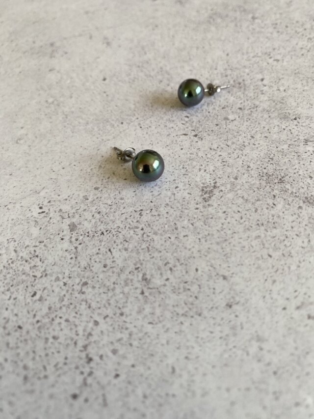 オン/オフ対応 正統派！定番ラウンドパールピアス　8ｍｍ（高級日本製貝ミガキパール）ピーコック