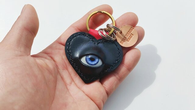 受注制作）目玉付きハートキーホルダー/ ブラック＆レッド | iichi
