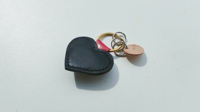 受注制作）目玉付きハートキーホルダー/ ブラック＆レッド | iichi