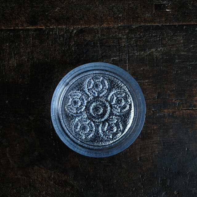 見込みに花文様◆昭和後期　プレス・曇りガラス中皿　プレスガラス　小物置き　インテリア