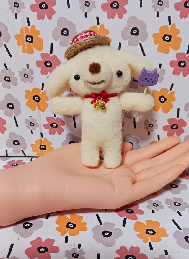 羊毛フェルト　　チェックリボンの麦わら帽子の 白い可愛いわんちゃん