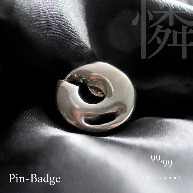 ”まる！”筆で書いたような、丸をデザインしたピンバッジ。バッグなどに。