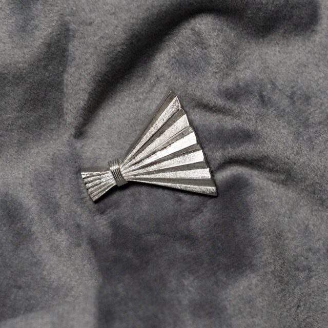 和装意外にも合う扇子デザインピューターピンバッジ　落ち着いた質感で秋のコーディネートにも