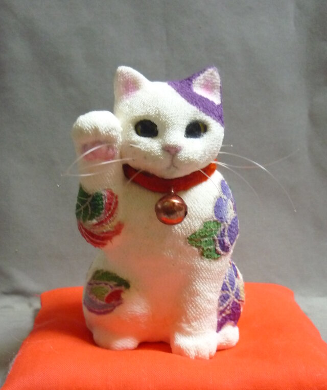 若紫　花盛りの招き猫  赤い座布団付き