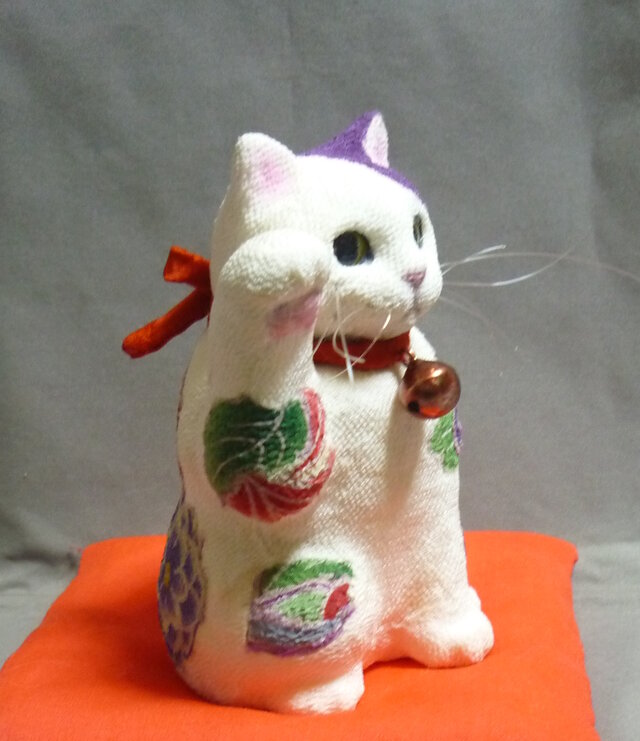 【レトロ】招き猫 江戸張子 【化け猫になりつつあるかもしれない】座布団つき 若紫 花盛りの招き猫 赤い座布団付き | iichi 日々の暮らしを心地よく
