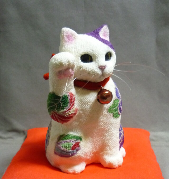 若紫 花盛りの招き猫 赤い座布団付き | iichi 日々の暮らしを心地よく