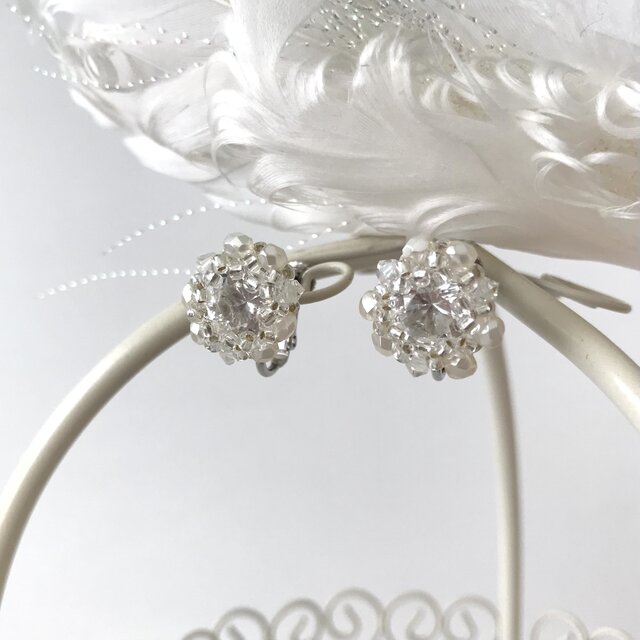 クリスタライズ イヤリング　ホワイト / シルバー フラワーモチーフ 白 クリア