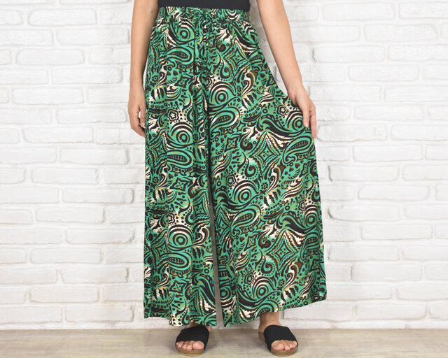 風をまとう、大人のリゾート感。ペイズリー柄ワイドパンツ グリーン