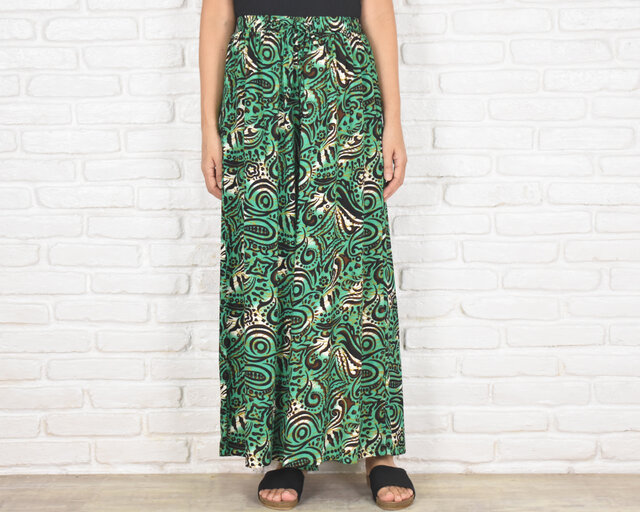 風をまとう、大人のリゾート感。ペイズリー柄ワイドパンツ グリーン