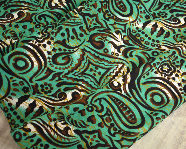 風をまとう、大人のリゾート感。ペイズリー柄ワイドパンツ グリーン