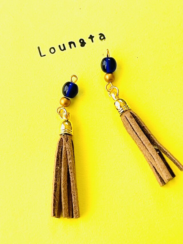 送料無料 チェコビーズネイビーとタッセルピアス ブラウン