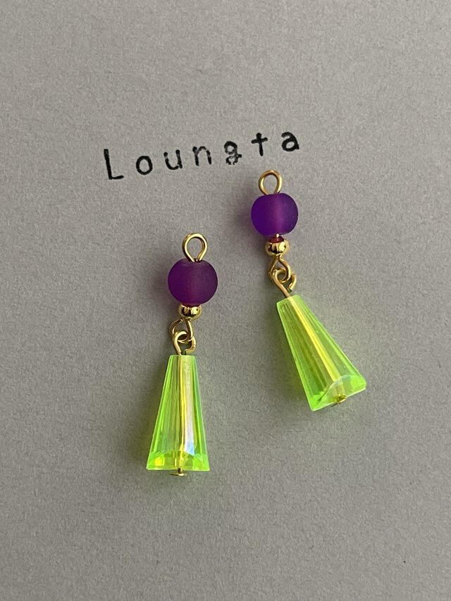 送料無料 ネオンカラーの個性派ピアス パープルガラスビーズとイエローアクリルビーズの小ぶりピアス