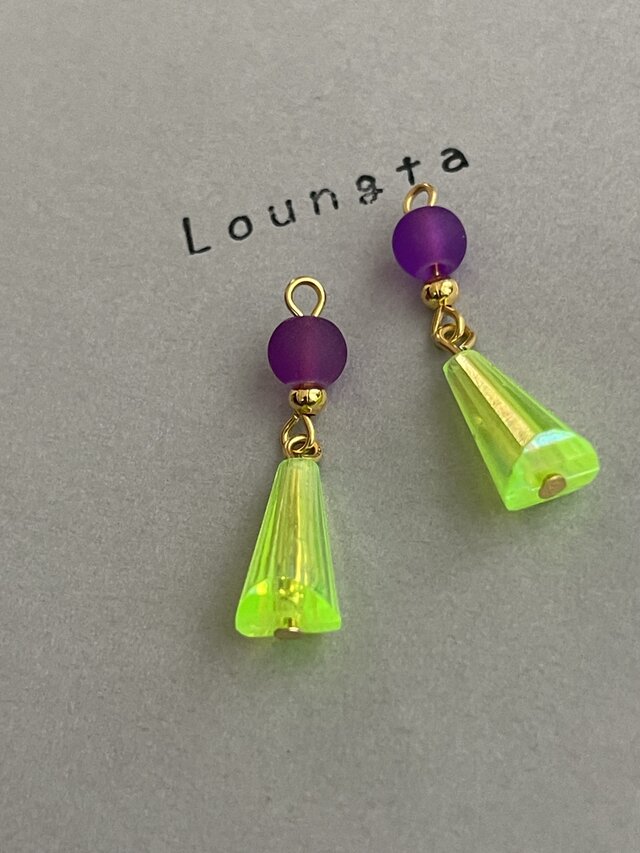 1051,大ぶりスマイルネオンカラーピアスイエロー 送料無料 ネオンカラーの個性派ピアス パープルガラスビーズとイエロー