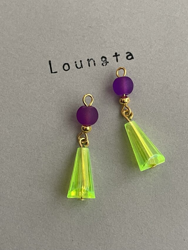 送料無料 ネオンカラーの個性派ピアス パープルガラスビーズとイエロー