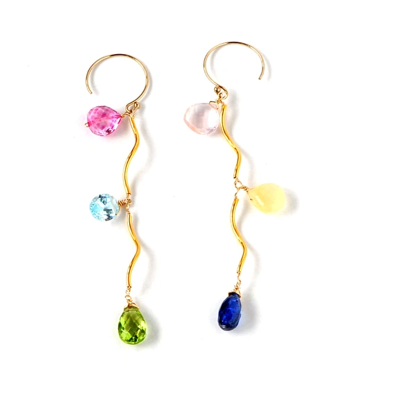 Twinkle Waltz ウェーブチャームと天然石ピアス(ピンクトパーズ・ペリドット・ローズクォーツ）