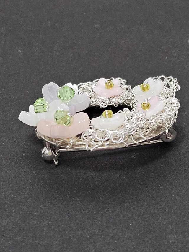 桜花のリースブローチ | iichi 日々の暮らしを心地よくする 桜花のリースブローチ | iichi 日々の暮らしを心地よくする