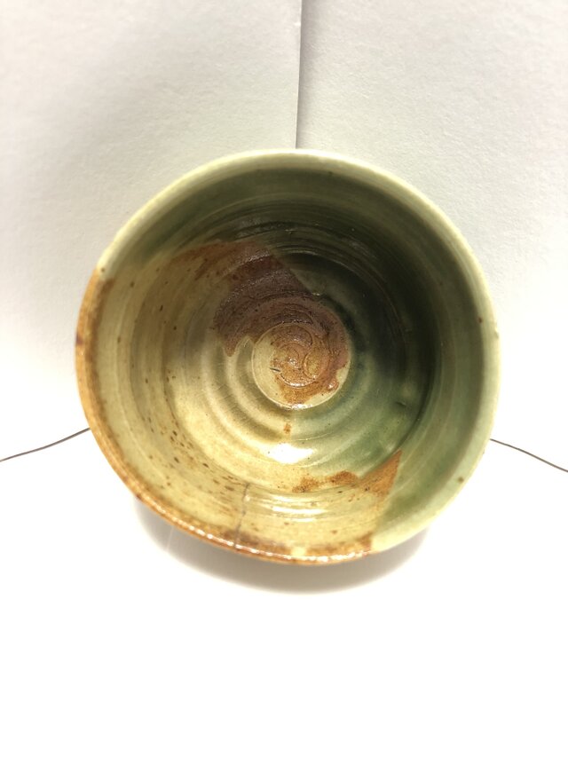陶器製の酒器 黄瀬戸と織部に侘び寂びを感じる伝統的な風合いの 陶器製の酒器 黄瀬戸と織部に侘び寂びを感じる伝統的な風合いの