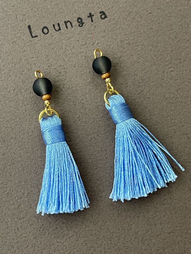 送料無料 タッセルピアス プチプラピアス グレーガラスビーズとブルータッセル 夏ピアス