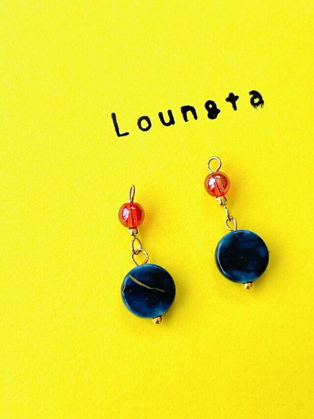 送料無料 レッドガラスビーズとブルーネイビーアクリルビーズの小ぶりピアス つけているのを忘れてしまう位軽いピアスです