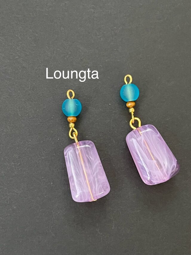 ブルーガラスビーズとパープルアクリルビーズの夏ピアス 小ぶりピアス