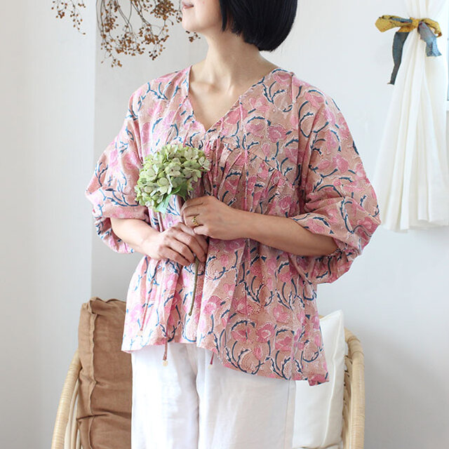ブロックプリントコットンふんわりスリーブリボンブラウス