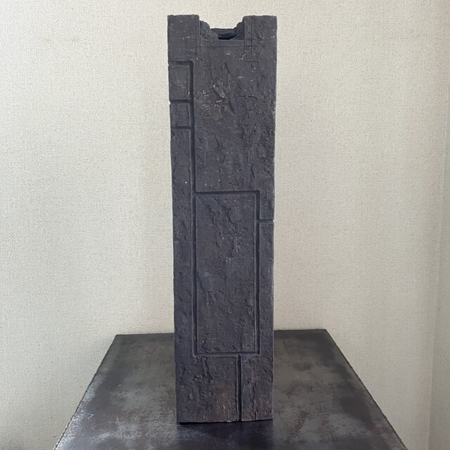 オブジェ　(花器)　黒釉　幾何学線刻紋　長角型