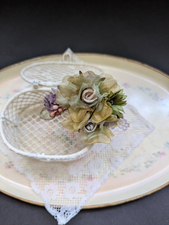 ブローチ モダンローズと小花たち（メロンイエロー色） B161