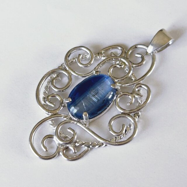 カイヤナイトのペンダントトップ | iichi 日々の暮らしを