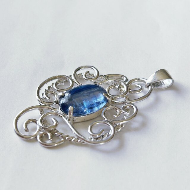 カイヤナイトのペンダントトップ | iichi 日々の暮らしを心地よくする