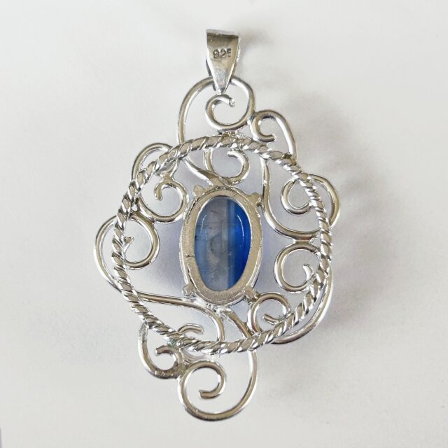 カイヤナイトのペンダントトップ | iichi 日々の暮らしを心地よくする