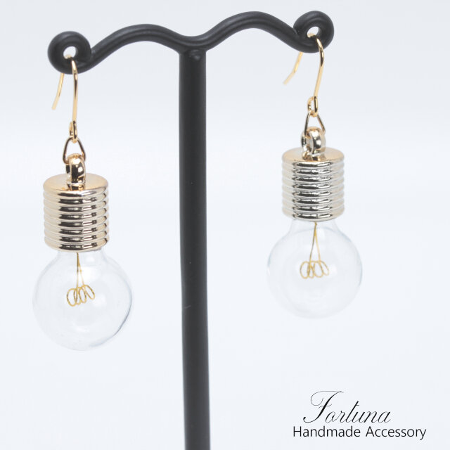 電球(378) ピアス/イヤリング/ノンホールピアス/樹脂ピアス