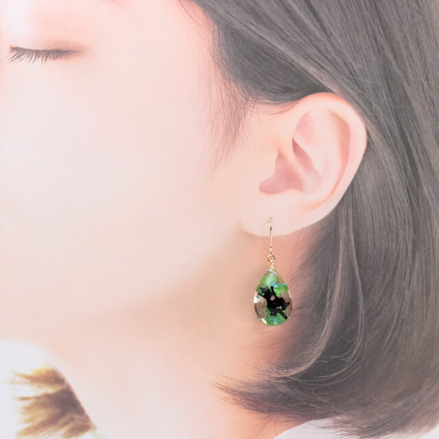 煌めくスティック×大人グリーンのベロアボールピアス(イヤリング・樹脂など変更可) クローバーと猫(1019) ピアス/イヤリング/ノンホールピアス/樹脂ピアス