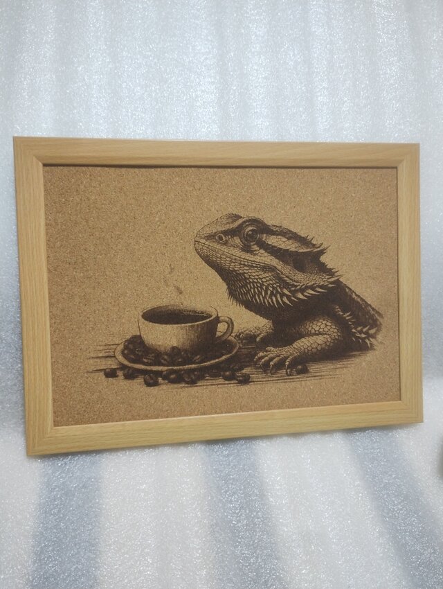 A4コルクシート　フトアゴヒゲトカゲとコーヒー
