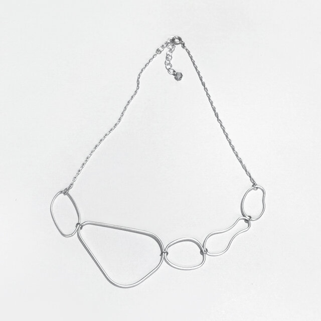 歪なリングの白いネックレス