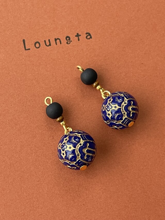 ブラックガラスビーズとエスニックブルーアクリルビーズのプチプラピアス 夏ピアス