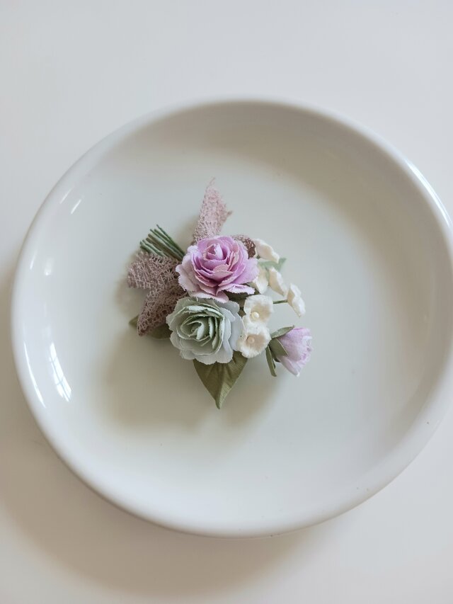染め布花☆ミニ薔薇と小花コサージュ | iichi 日々の暮らしを